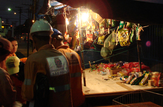 Fsicais trabalhando à noite no Largo do Socorro