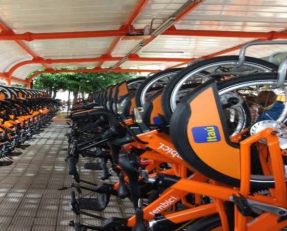 bicicletas enfileiradas e organizadas no bicicletário