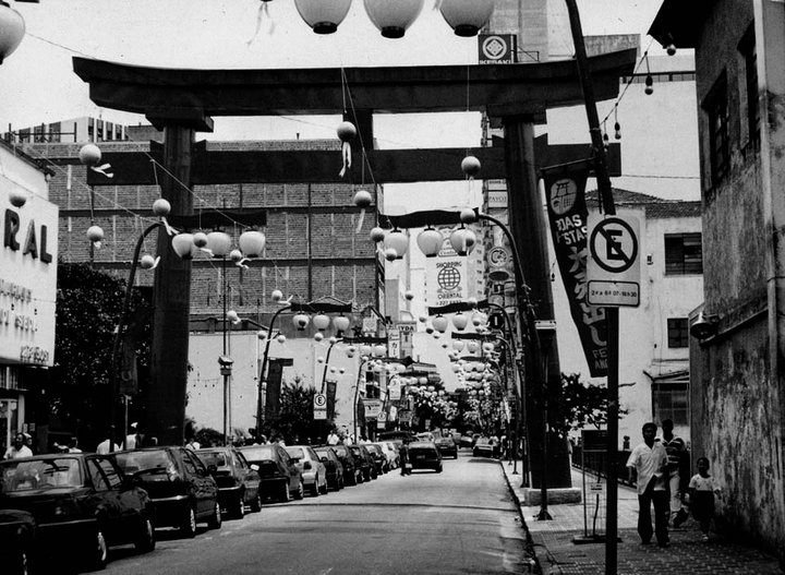 No centro da cidade, a Liberdade é branca e vermelha