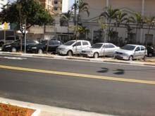 Foram feitas vagas de estacionamento para idosos e pessoas com mobilidade reduzida e faixas demarcatórias de estacionamento 