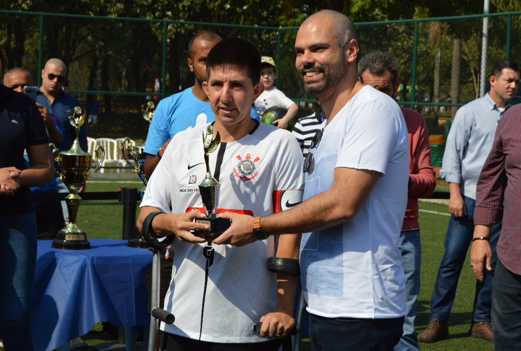 Prefeito Bruno Covas entrega o troféu para o  jogador Rogeirinho do Corinthians.