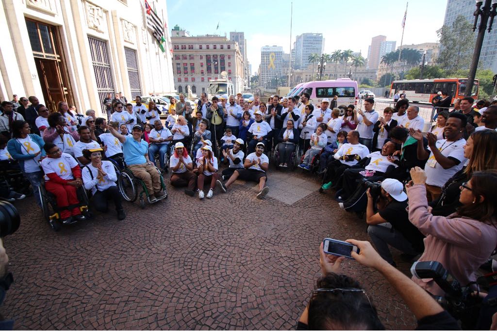 Prefeito, secretários, autoridades e convidados reunidos em frente da sede da Prefeitura de São Paulo.
