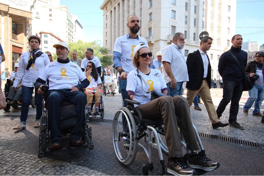 prefeito, secretários, autoridades e participantes durante o cadeiraço no centro de São Paulo.