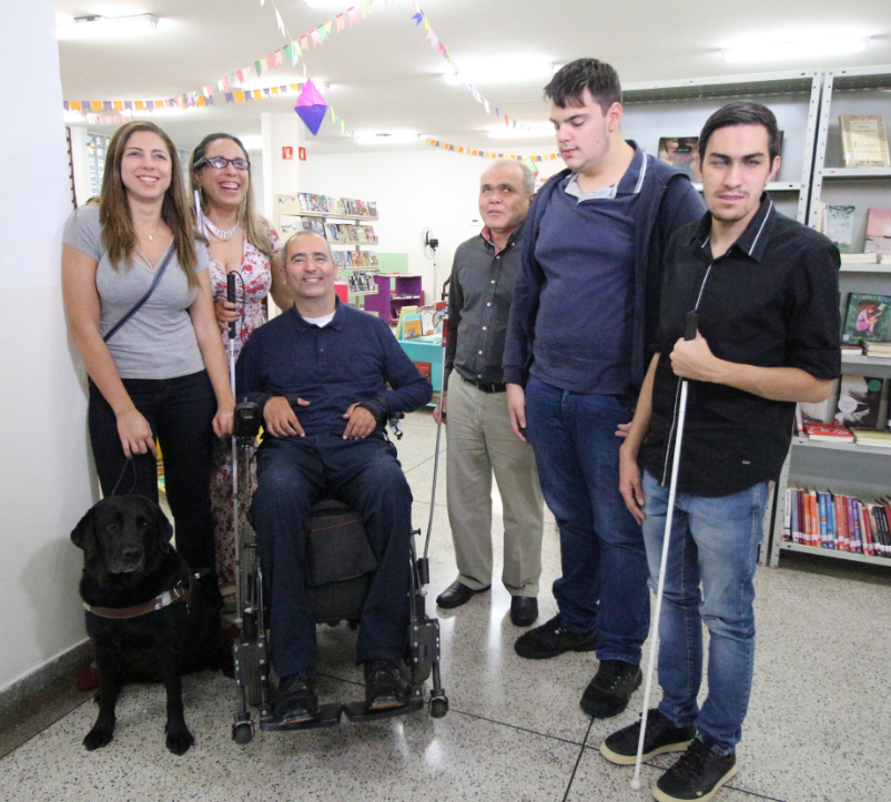 Secretário Cid Torquato com alguns convidados do evento, que tem deficiência visual.