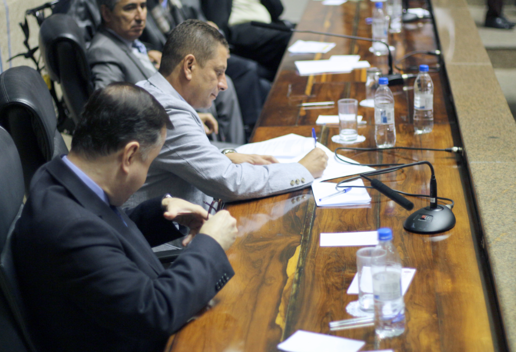 o secretário municipal de Esportes e Lazer João Frias assinando o termo de cooperação.