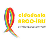 Logo do projeto Cidadania Arco-Íris, formado pela palavra cidadania escrita toda em minúsculo, na cor amarelo, abaixo a palavra ARCO-ÍRIS, escrita toda em maiúscula e também em amarelo. Abaixo, há o texto DST/AIDS CIDADE DE SÃO PAULO, escrito tudo em maiúsculo e em preto.Ao lado esquerdo dessa composição tipográfica, há sete laços, símbolo da aids, sobrepostos, começando ao fundo com o na cor roxa, depois azul claro, verde escuro, verde claro, amarelo, laranja e finaliza em primeiro plano com o laço de cor vermelha.