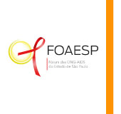 Logo da FOAESP, composto pelo nome da instituição todo em maiúsculo e na cor preta, Abaixo há o texto Fórum das Ongs AIds do Estado de São Paulo. Ao lado esquerdo desse texto inferior há uma barra vermelha. Ainda no lado esquerdo, agora de toda a composição, há o laço vermelho símbolo da Aids sobre uma camisinha aberta.