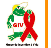 Logo do GIV, composto pela ilustração de um sapo em pé na cor verde, vestido com um boné amarelo e usando uma camiseta regata e um shorts branco, sendo que a camiseta tem o nome da instituição todo em maiúsculo e na cor vermelha. O sapo segura o laço vermelho símbolo da Aids com a mão direita. Abaixo de tudo isso, há o texto Grupo de Incentivo à Vida escrito em preto, apenas com as letras G, I e V em maiúsculo.