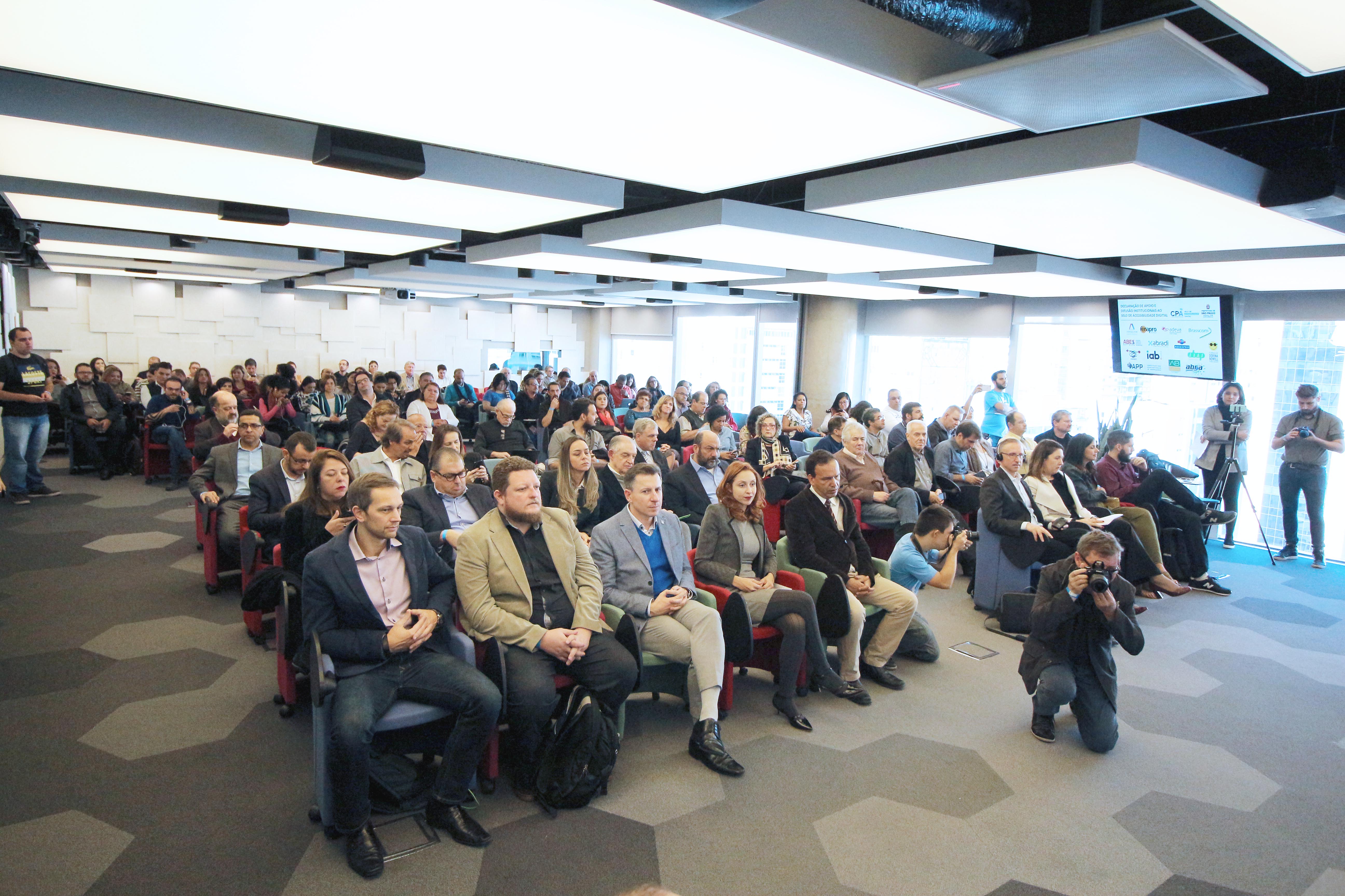 Plateia do evento no auditório do Inova Bra, Mais de 60 pessoas. 