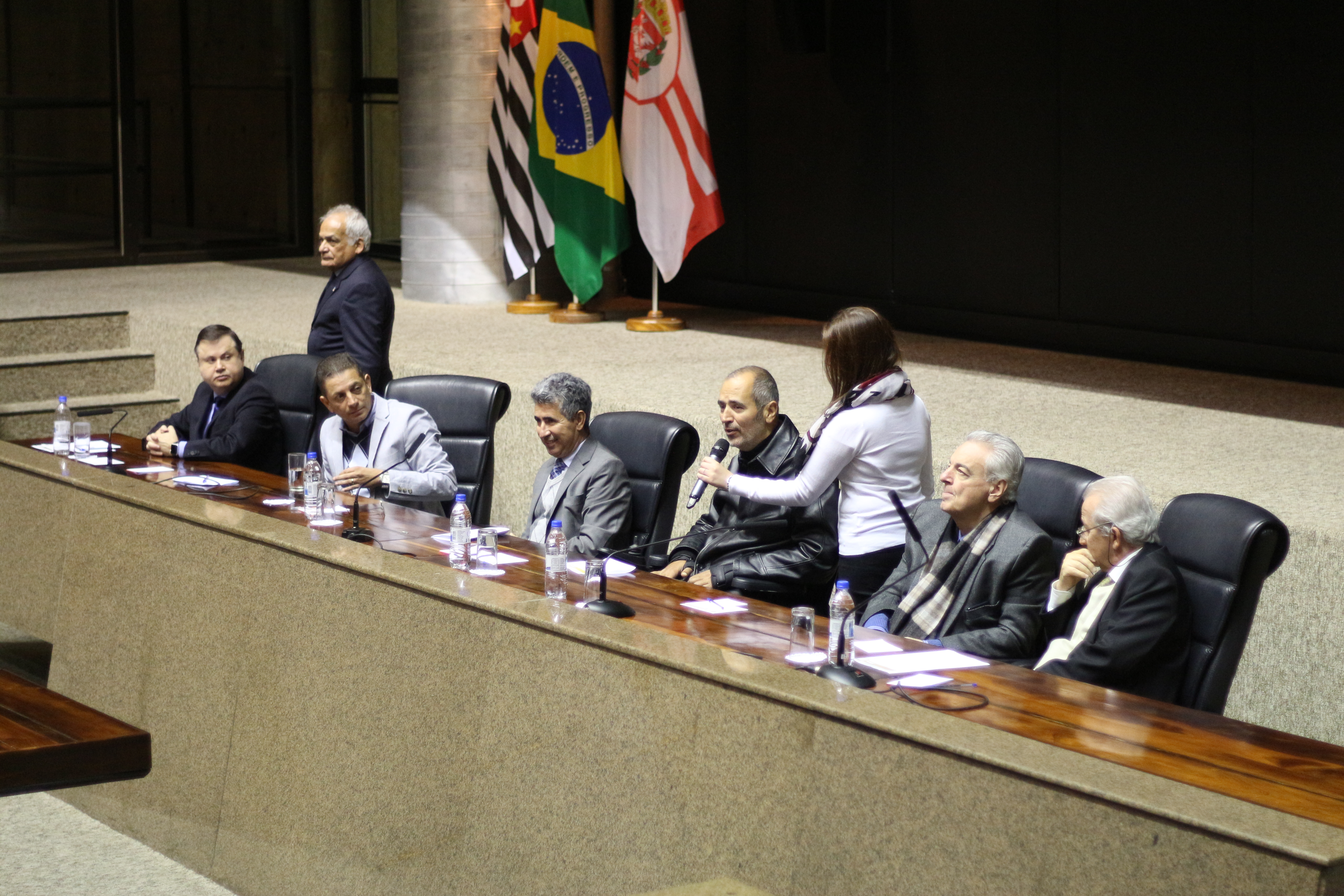  secretários e autoridades do TCM reunidos no auditório. Secretário Cid Torquato fala ao microfone.