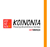 Logo do Koinonia, composto pelo nome da instituição todo em maiúsculo e em preto. Abaixo o texto Prevenção Ecumênica e Serviço. Ao lado esquerdo dessa composição tipográfica, há um quadrado vermelho com o nome Koinonia também todo em maiúsculo, mas separado por sílabas, sendo KOI iniciando, NO logo abaixo e NIA para finalizar. Ao lado direito dessa separação silábica, ainda dentro da caixa, há seis laços da Aids, só que em amarelo, deitados.