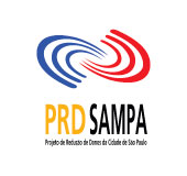 Logo do PRD Sampa, formado pela sigla PRD escrita em amarelo e em letras maiúsculas. Ao lado direito há a palavra SAMPA, também escrita em maiúscula e em preto. Abairo há o texto Projeto de Redução de Danos da Cidade de São Paulo, escrito em verde, com apenas as iniciais de cada palavra em maiúsculo. Acima dessa composição tipográfica, há dois semicírculos se encontrando no centro do do outro, sendo o da esquerda na cor azul e o da direita em vermelho.