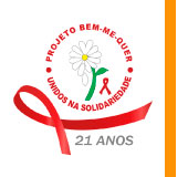 Logo do Projeto Bem Me Quer, formado por uma margarita, com uma pétala quase caindo. Abaixo da flor, o laço vermelho símbolo da Aids. Em volta da flor e do laço há um círculo de palavras escritas em vermelho: Projeto Bem Me Quer, na parte superior do círculo, depois vem um ponto, e segue o texto: Unidos na Solidariedade, na parte de baixo do círculo. Abaixo de toda essa composição há outro laço da Aids, deitado, acompanhado abaixo do texto 21 anos.