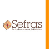 Logo do Sefras, formado pelo nome da instituição escrito em marrom, com apenas a letra S em maiúsculo. Abaixo há o texto Serviço Franciscano de Solidariedade, também em marrom. Ai lado dessa composição tipográfica, há uma ilustração de duas mãos uma sobre a outra, sendo que a de cima deixa cair uma gota de sangue para a outra mão.