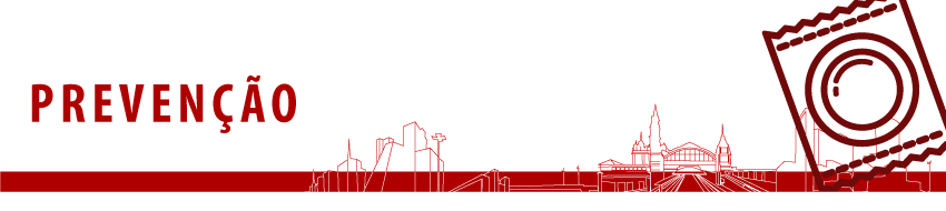 Banner superior com fundo branco, escrito em vermelho Prevenção e uma ilustração de uma camisinha à direita. O banner possui ainda uma barra vermelha inferior e um contorno dos principais monumentos da cidade de São Paulo.