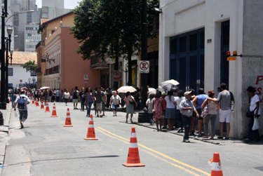 Fila de espera para o Passeio Turístico de Trólebus