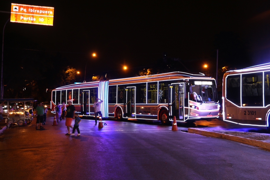 Ônibus iluminados para o Natal são apresentados à cidade | Secretaria Municipal de Mobilidade e Trânsito | Prefeitura da Cidade de São Paulo Ônibus iluminados para o Natal são apresentados à cidade | Secretaria Municipal de Mobilidade e Trânsito | Prefeitura da Cidade de São Paulo