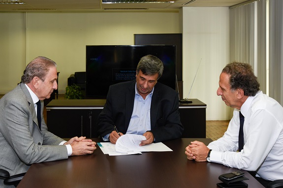No gabinete, Secretário Municipal de Saúde Wilson Pollara e representantes do Grupo Santa Joana assinam parceria