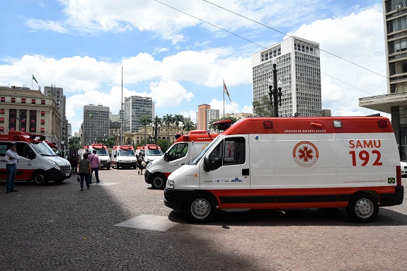 Ambulâncias do SAMU estacionadas em frente à prefeitura de São Paulo