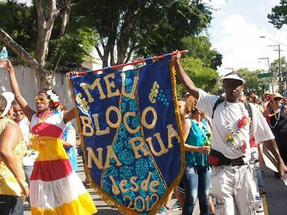 Pacientes de Centros de Atenção Psicossocial (CAPS) da zona Norte exibem o estandarte do Meu Bloco na Rua que os transformou em foliões no Carnaval de 2018 