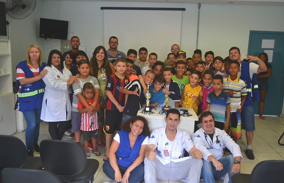 Organizadores e participantes do projeto Gol de Placa posam em sala da UBS Jardim Magdalena