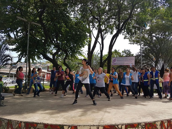 Participantes fazem ginástica em local a céu aberto