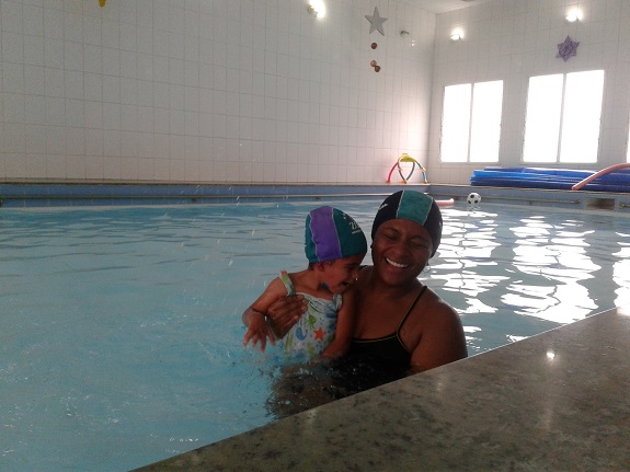 Paciente e filha na piscina do Centro Especializado em Reabilitação Santo Amaro
