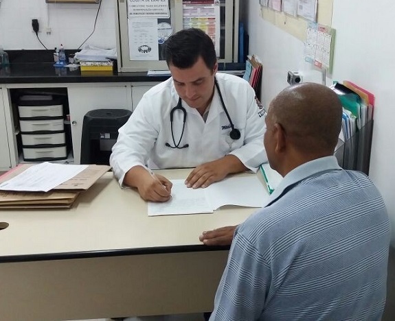 Na foto, Carlos Augusto Magalhães Scaranello, médico generalista da Unidade de Saúde Básica (UBS) Vila Santa Maria da Coordenadoria Regional de Saúde Norte (CRSN) prescreve receita a um paciente