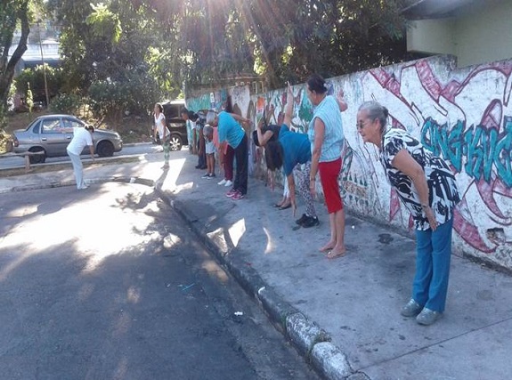 Pacientes praticam exercícios na calçada