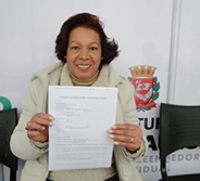 Maria de Fátima com seu registro de microempreendedora individual