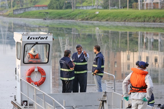 Secretário Municipal da Saúde Wilson Pollara e agentes da saúde fluituam sobre o Rio Pinheiros em uma balsa