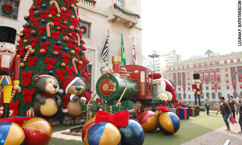 Decoração de Natal montada em frente à Prefeitura atrai turistas e encanta público | Secretaria Especial de Comunicação | Prefeitura da Cidade de São Paulo Decoração de Natal montada em frente à Prefeitura atrai turistas e encanta público | Secretaria Especial de Comunicação | Prefeitura da Cidade de São Paulo