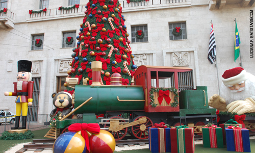 Decoração de Natal montada em frente à Prefeitura atrai turistas e encanta público | Secretaria Especial de Comunicação | Prefeitura da Cidade de São Paulo Decoração de Natal montada em frente à Prefeitura atrai turistas e encanta público | Secretaria Especial de Comunicação | Prefeitura da Cidade de São Paulo