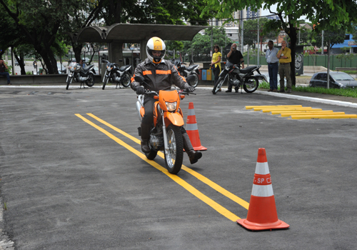 Aula de Pilotagem de Moto para Iniciantes em Sp Barueri - Aula de