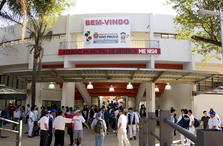 Na imagem, fachada Estádio Municipal de Beisebol Mie Nishi.