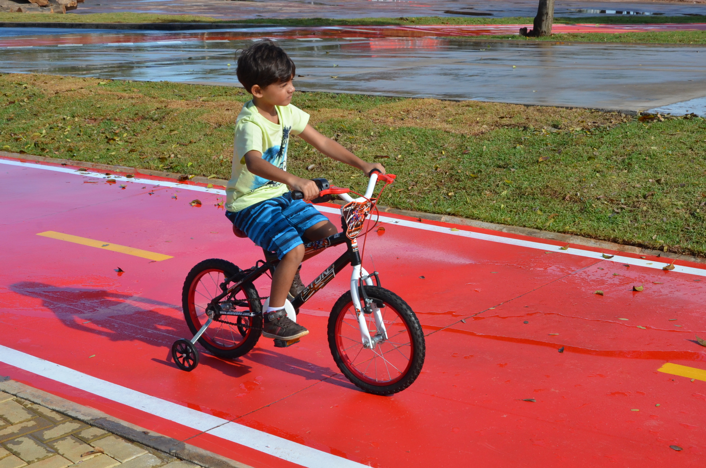 Na imagem, criança andando de bicicleta no Centro de Esportes Radicais.