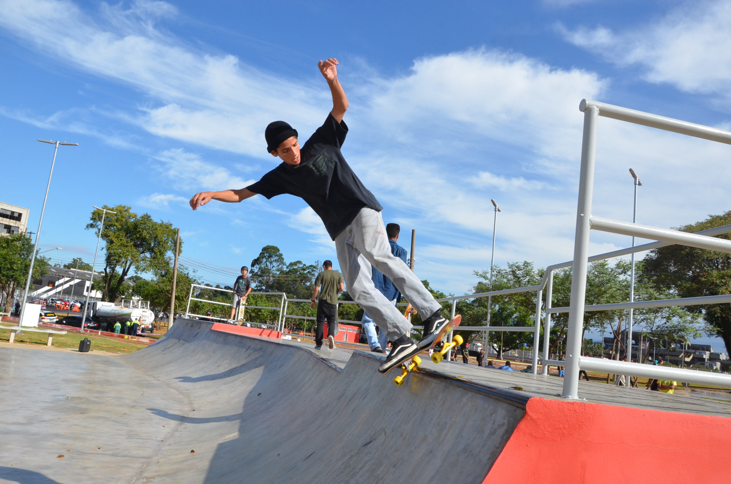 Na imagem, munícipe andando de skate no Centro de Esportes Radicais.