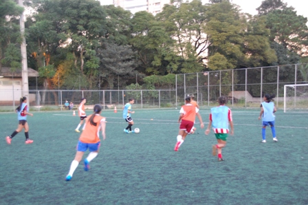 A força do futebol feminino do Centro Olímpico