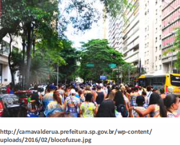 Foliões do bloco "Maluca Beleza" na Avenida São Luiz, localizada no centro, desfilam no Carnaval de Rua de São Paulo