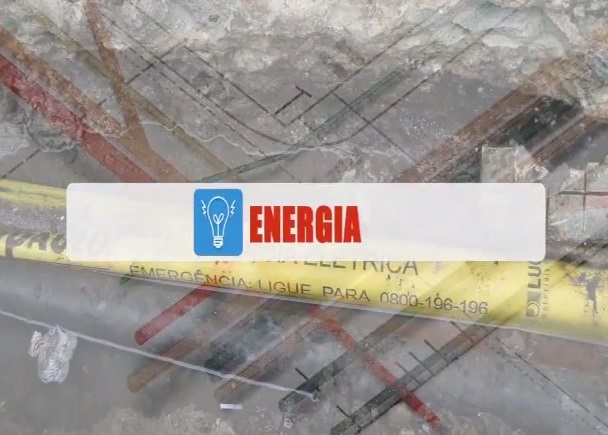 Imagem com a palavra "energia" na cor vermelha e centralizada. Em sua lateral esquerda um ícone na cor azul simbolizando uma lâmpada.