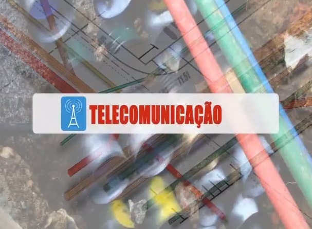 Imagem com a palavra "telecomunicação" na cor vermelha e centralizada. Em sua lateral esquerda um ícone na cor azul simbolizando uma antena..