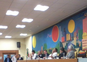 A foto mostra o secretário de SIURB,  Elton Santa Fé Zacarias, e outras autoridades, na Câmara Municipal de São Paulo, debatendo a proposta orçamentária para o ano de 2012