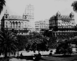 Esta é uma foto antiga, em preto e branco, que mostra São Paulo em 1927, o edifício Samapio Moreira ladeado por dois palacetes, que posteriormente foram demolidos dando lugar aos prédios modernos.