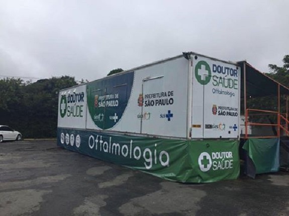 Carreta de oftalmologia do Doutor Saúde estacionada na capela do Socorro