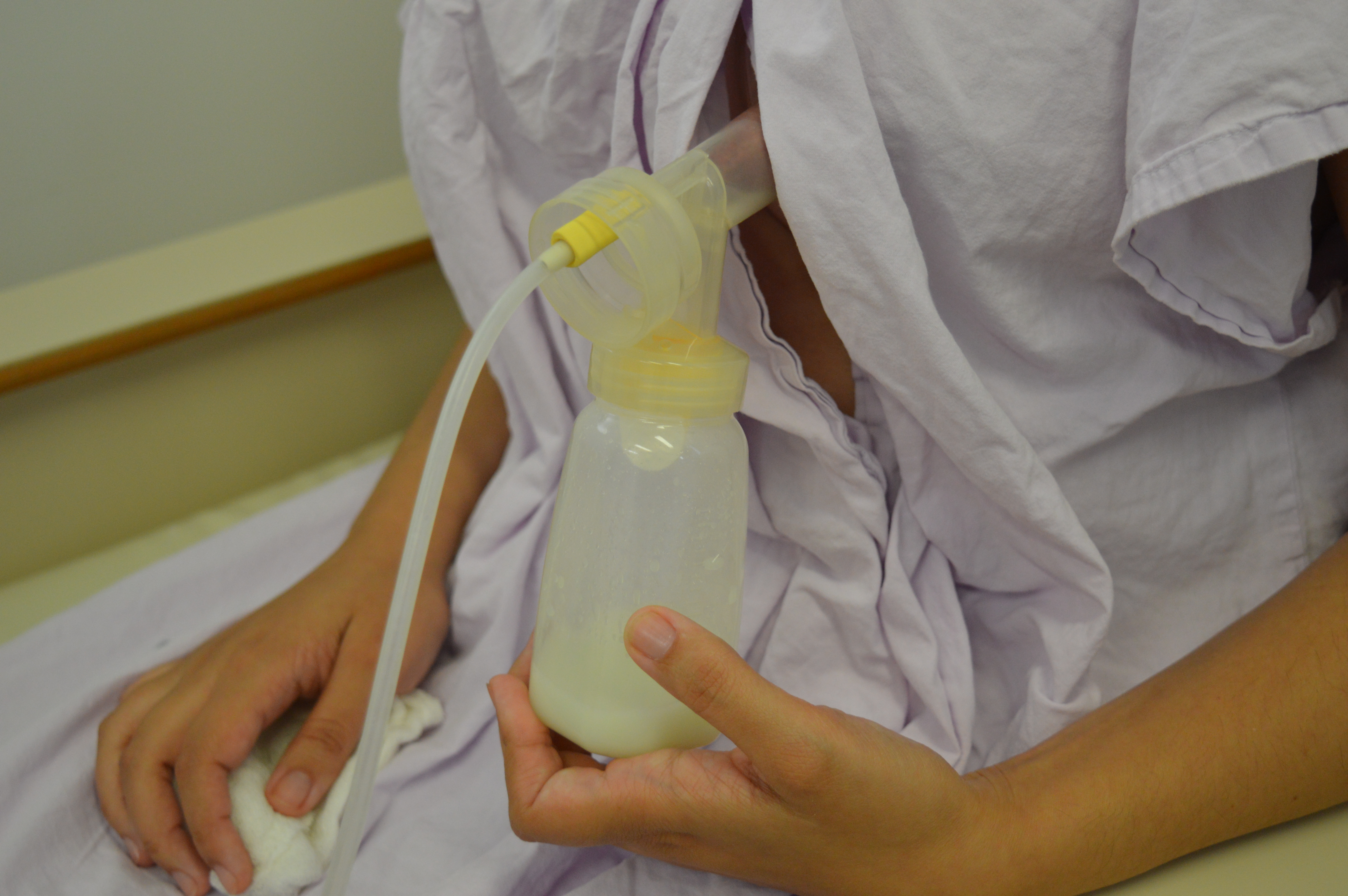 mãe tira leite com bomba elétrica em sala de apoio do Hospital