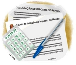 Desenho de documentos sobre isenção do imposto de renda. Calculadora e caneta por cima dos papeis. 