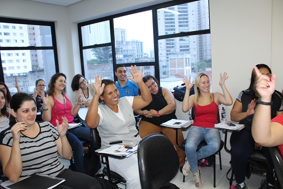 lunos aprendem a aplaudir na línguagem de sinais, na oficina de Libras.
