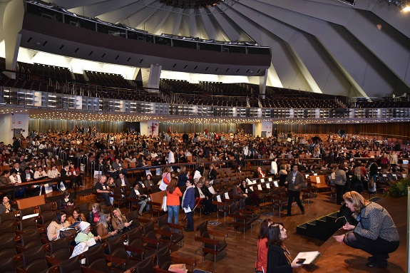 Participantes do evento no belo e iluminado auditório do Centro de Convenções do Anhembi
