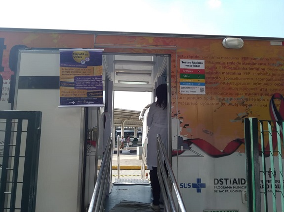 Profissional de saúde faz testes rápidos de diagnóstico de hepatites virais no terminal de ônibus Sapopemba