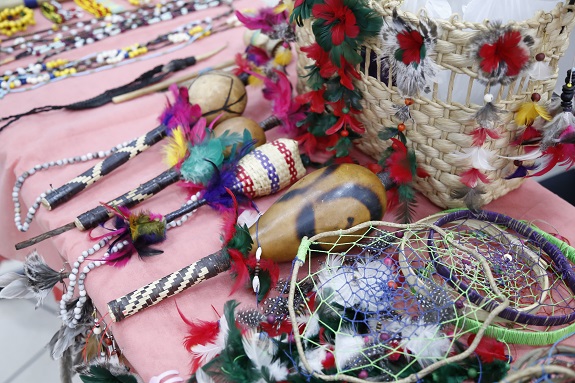 Foto traz o rico e multicolorido artesanato indígena